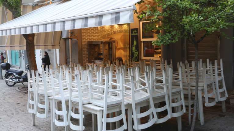 Καφέ, μπαρ, εστιατόρια: Πότε ανοίγουν, πώς θα καθόμαστε - Ολοι οι περιορισμοί