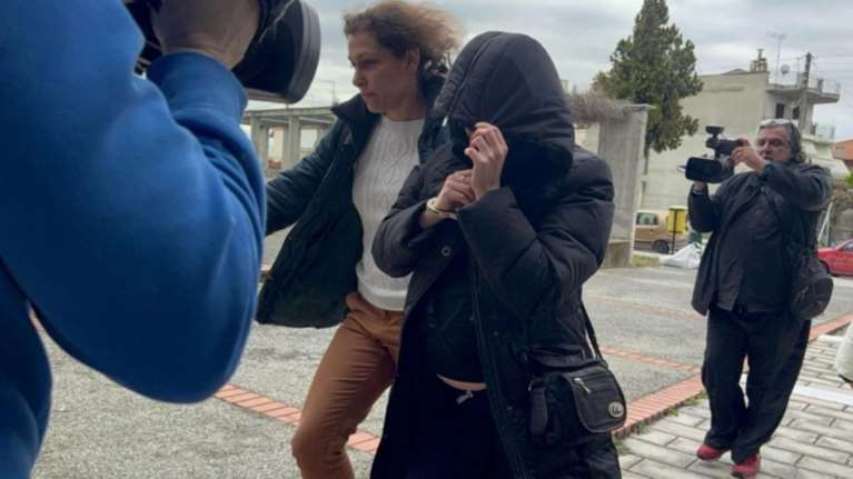 Πιερία: Με κουκούλα και κρυμμένο πρόσωπο η 34χρονη που σκότωσε τον 58χρονο σύζυγό της και τον έθαψε στην αυλή - Προφυλακίστηκε