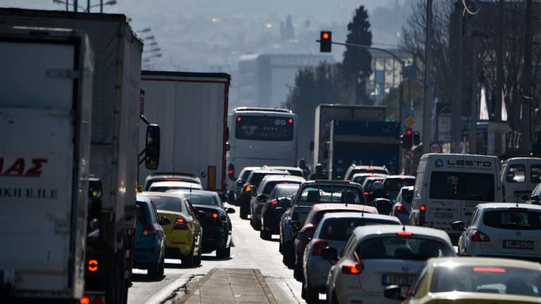 Μεγάλο μποτιλιάρισμα λόγω αιματηρού τροχαίου στη λεωφόρο Αθηνών - Live η κίνηση