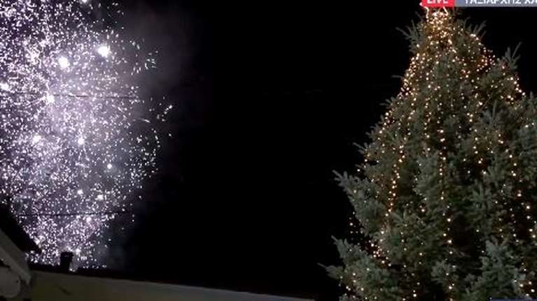 Χαλκιδική: Φωταγωγήθηκε το πρώτο χριστουγεννιάτικο δέντρο με 30.000 λαμπιόνια