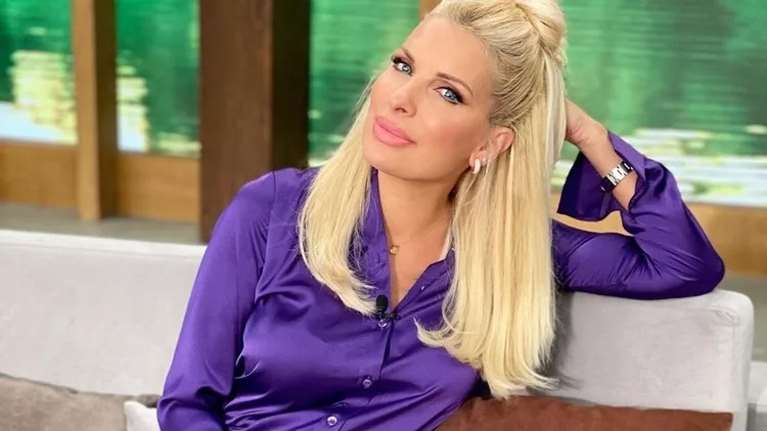 Η Ελένη Μενεγάκη επέλεξε το πιο sexy χρώμα πεντικιούρ