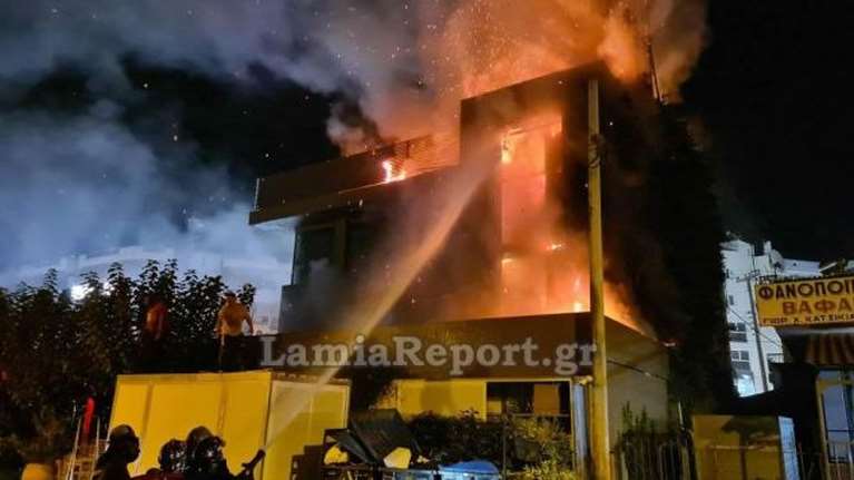 Συγκλονιστικές εικόνες από τη φωτιά στο εστιατόριο στη Λ. Αμφιθέας - Πληροφορίες για τρεις τραυματίες [βίντεο]