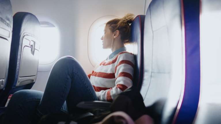 Πόνος στα αυτιά στο αεροπλάνο: Γιατί συμβαίνει και πώς θα τον αποφύγουμε;