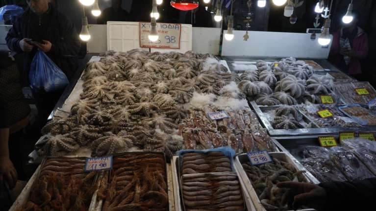 Ανοικτά  τα καταστήματα στην Αγορά του Ρέντη, από το πρωί της Κυριακής έως το απόγευμα της Καθαράς Δευτέρας