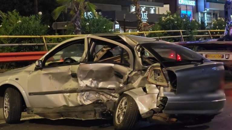 Καραμπόλα τεσσάρων οχημάτων στη Λεωφόρο Συγγρού με έναν σοβαρά τραυματία - Βίντεο ντοκουμέντο