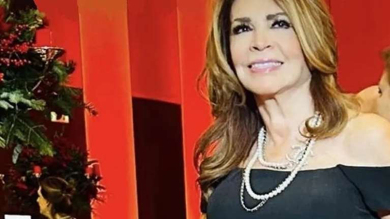 Μιμή Ντενίση: Με (ολόχρυση) φούστα Ελληνίδας σχεδιάστριας σε εκδήλωση στη Θεσσαλονίκη