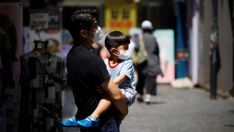 Νότια Κορέα: Άνοιξαν αλλά ξανακλείνουν τα σχολεία - Επιστροφή στα μαθήματα μέσω ίντερνετ