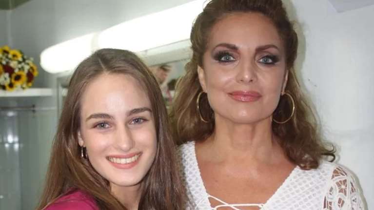 Η Άντζελα Γκερέκου στο σπίτι της κόρης της στο κέντρο της Αθήνας