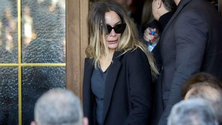 Κηδεία Βασίλη Καρρά: Δεν άντεξε η Δέσποινα Βανδή στο τελευταίο αντίο - Δίπλα της ο Βασίλης Μπισμπίκης