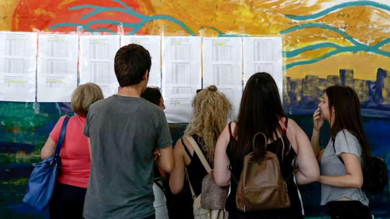 Ανάλυση για Πανελλαδικές: &quot;Η πτώση των βάσεων στις ιατρικές σχολές θα είναι ιστορική&quot; - Τι &quot;δείχνει&quot; η κλιμάκωση των μορίων