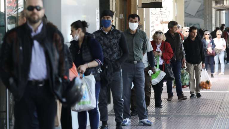 Κορονοϊός: Απίστευτες ουρές στα σούπερ μάρκετ- Ο ένας δίπλα στον άλλο...αλλά οι μάσκες μάσκες [εικόνες]