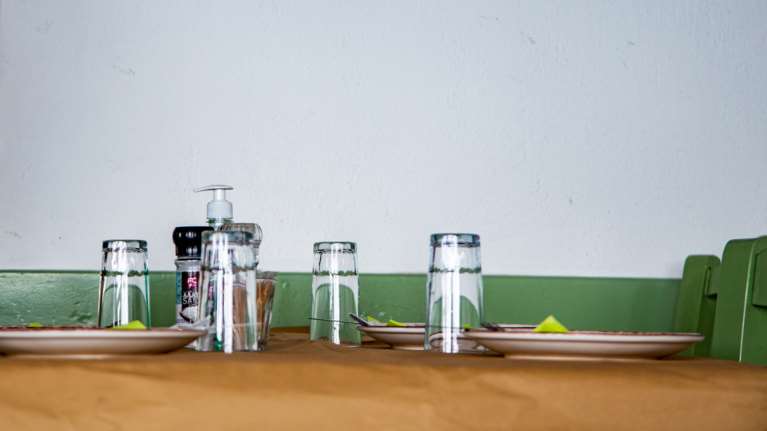 Λουκέτο σε γνωστό μαγαζί  μετά από 24 χρόνια: &quot;Νιώθω ντροπή να  ζητάω 5 ευρώ για ένα σάντουιτς - Δεν αξίζει να το κρατήσω&quot;