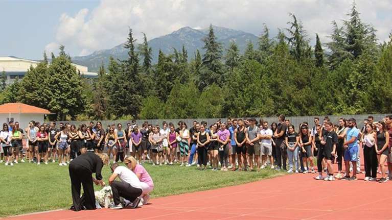 Κομοτηνή: Θρήνος για την 22χρονη Γεωργία - Άφησαν λουλούδια στο σημείο που ξεψύχησε στο ΤΕΦΑΑ