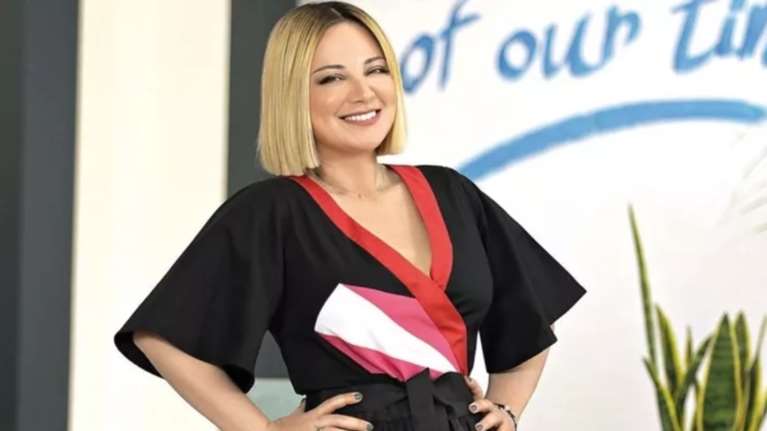 Νάνσυ Ζαμπέτογλου: Ο κομψός τρόπος με τον οποίο φόρεσε την ψηλόμεση μακριά παντελόνα