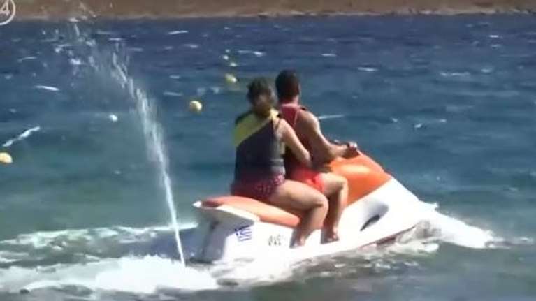 Πόρτο Ράφτη: Δημοσιογράφος έπεσε από τζετ σκι ενώ έκανε ρεπορτάζ  –  &quot;Η αλήθεια είναι ότι φοβήθηκα&quot; [Βίντεο]