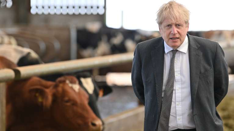 Σάλος στη Βρετανία με τη δήλωση Τζόνσον &quot;αφήστε τα πτώματα να στοιβάζονται&quot; - &quot;Στα κάγκελα&quot; οι συγγενείς των θυμάτων