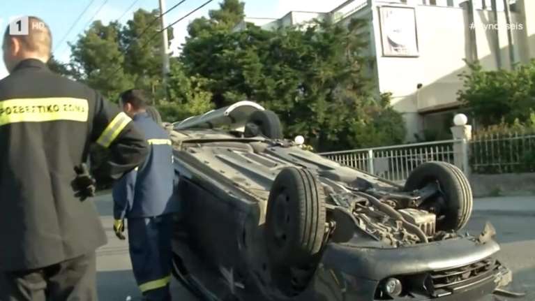 Τροχαίο στην Άνοιξη: Τούμπαρε αυτοκίνητο στη λεωφόρο Μαραθώνος, έξω από το Αρσάκειο [εικόνες]