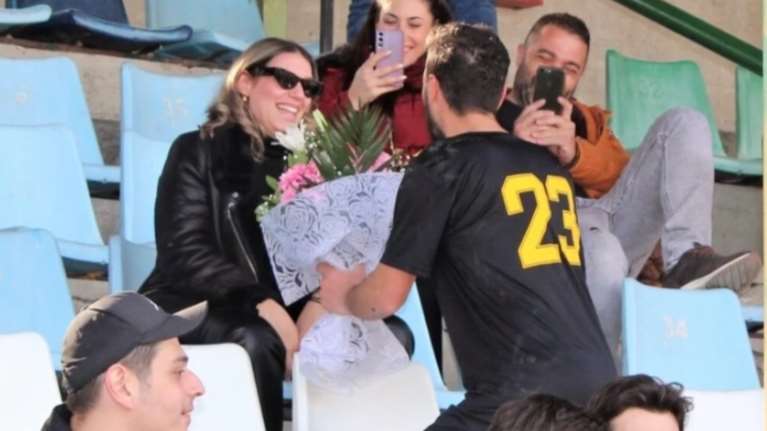 Έδεσσα: Ποδοσφαιριστής έκανε πρόταση γάμου στην αγαπημένη του την ώρα του αγώνα [βίντεο]