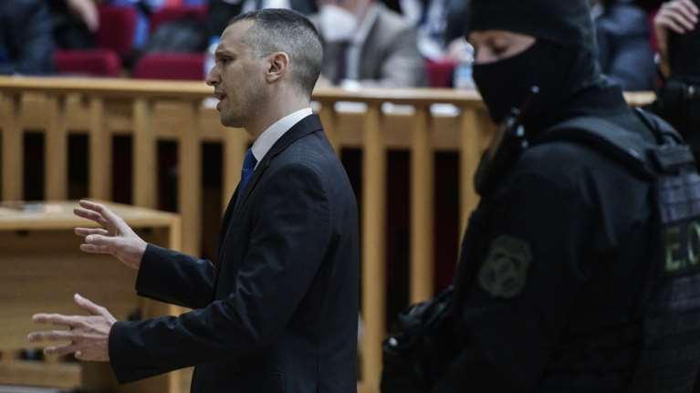 Εμφάνιση Κασιδιάρη στην Ευελπίδων - Επευφημίες και χειροκροτήματα από υποστηρικτές του