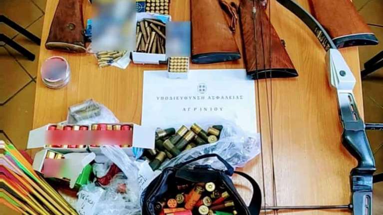 Οπλοστάσιο σε σπίτι στο Αγρίνιο: Βαλλιστική έρευνα για δύο πολεμικά όπλα και ένα περίστροφο