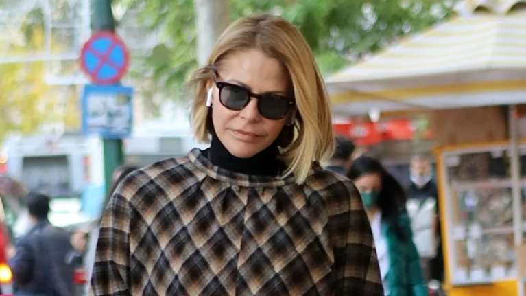 H Τζένη Μπαλατσινού με τις μπότες που δεν πρέπει να λείπουν από καμία χειμερινή γκαρνταρόμπα