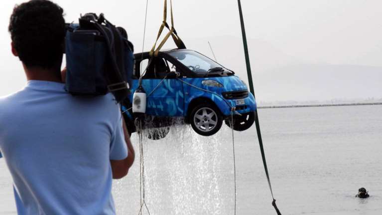 ΙΧ με δύο επιβάτες έπεσε στο λιμάνι του Πειραιά