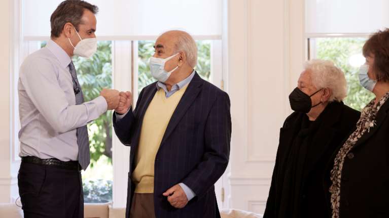 Συνάντηση Μητσοτάκη με συνταξιούχους στο Μαξίμου: &quot;Πρέπει όλοι οι ηλικιωμένοι να εμβολιαστούν&quot;