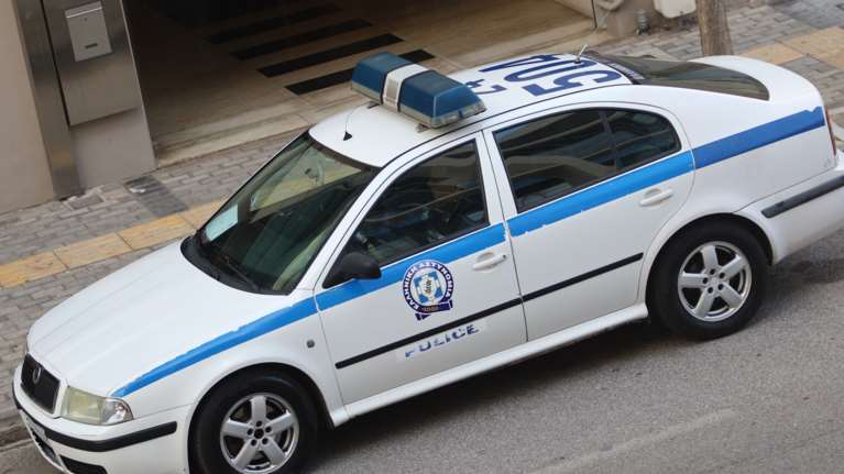 Αχαΐα: Γυναίκα ταμπουρώθηκε σε σπίτι μαζί με το παιδί της κρατώντας μαχαίρι -Έσπασαν την πόρτα οι αστυνομικοί