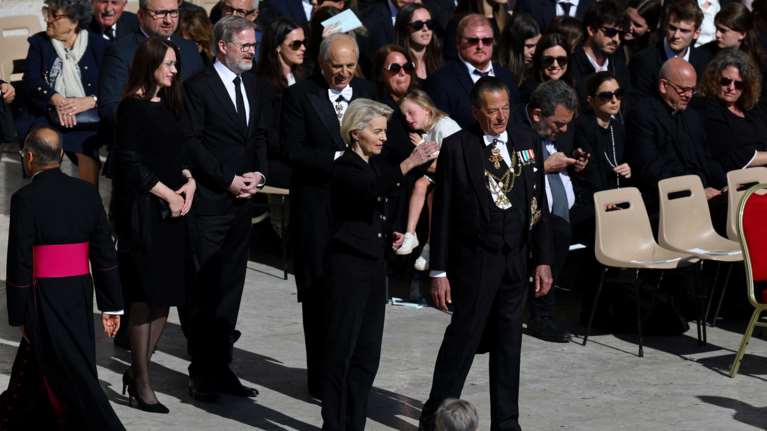 Βατικανό: Φον ντερ Λάιεν και Τραμπ χαιρετήθηκαν δια χειραψίας στην κηδεία του Πάπα Φραγκίσκου