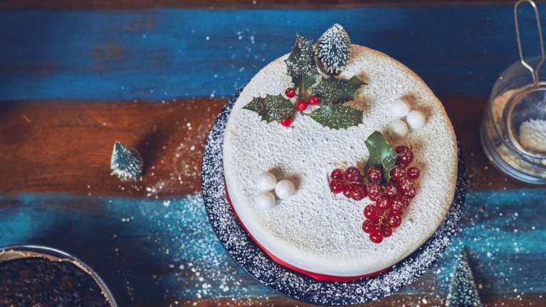 Συνταγή για αρωματική βασιλόπιτα κέικ με αποξηραμένα φρούτα και ξηρούς καρπούς