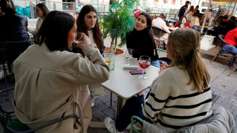 Οι Γάλλοι δραπετεύουν... στα ανοιχτά μπαρ και εστιατόρια της Μαδρίτης - Για να γλιτώσουν το lockdown [εικόνες]