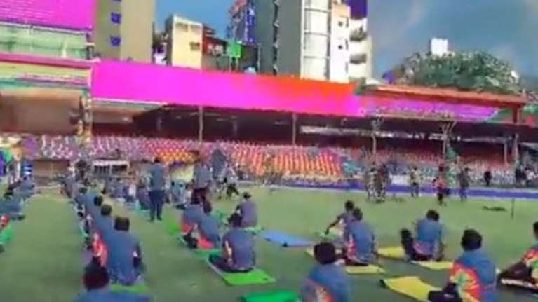 Απίστευτες εικόνες: Ισλαμιστές κάνουν ντου σε εκδήλωση για γιόγκα στις Μαλδίβες - Χημικά και συλλήψεις [Βίντεο]