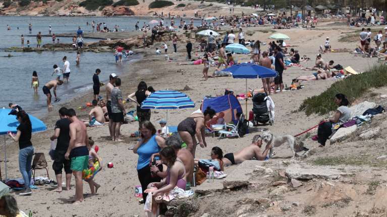 Γεμάτες και σήμερα οι παραλίες της Αττικής - Δείτε τις εικόνες