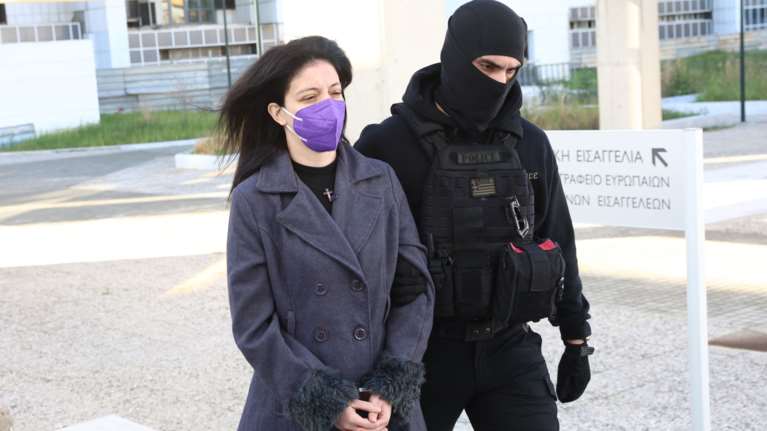 Κολωνός: &quot;Η 12χρονη θέλει να τιμωρηθούν όλοι&quot;, λέει η δικηγόρος της - Τι ισχυρίζεται για την κατηγορούμενη μητέρα της