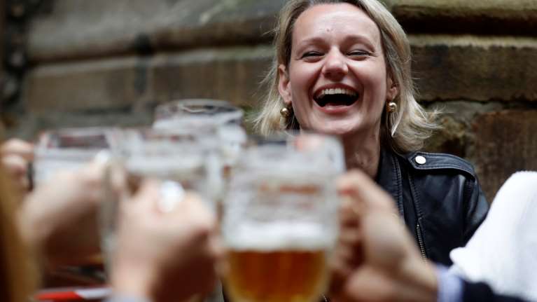 Επιστρέφουν τα χαμόγελα στην Τσεχία: Χωρίς μάσκες πλέον σε εστιατόρια και σχολεία