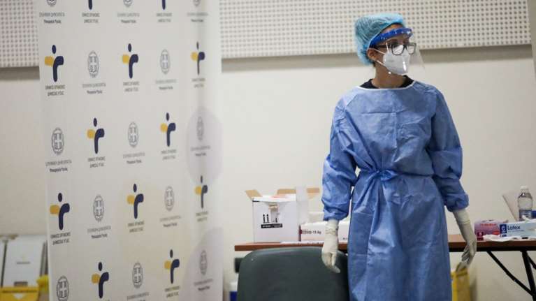 Πλαστά πιστοποιητικά: Εδωσε 500 ευρώ σε νοσηλεύτρια για να μην του κάνει το εμβόλιο