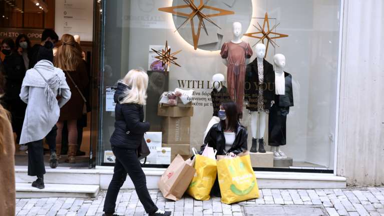 Εορταστικό ωράριο: Τι ώρα θα κλείσουν τα καταστήματα την παραμονή των Χριστουγέννων