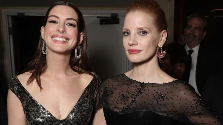 Οι Αν Χάθαγουεϊ και Τζέσικα Τσάστεϊν κάνουν spa εν ώρα πτήσης: Αυτό είναι το μυστικό τους για λαμπερή επιδερμίδα