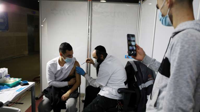 Κορονοϊός: Τρίτη δόση σε όσους έχουν εξασθενημένο ανοσοποιητικό στο Ισραήλ - Υπό εξέταση η χορήγηση σε όλο τον πληθυσμό