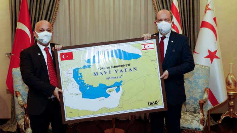 Ακραία πρόκληση Τατάρ: Φωτογραφήθηκε κρατώντας χάρτη της &quot;Γαλάζιας Πατρίδας&quot; [Εικόνα]