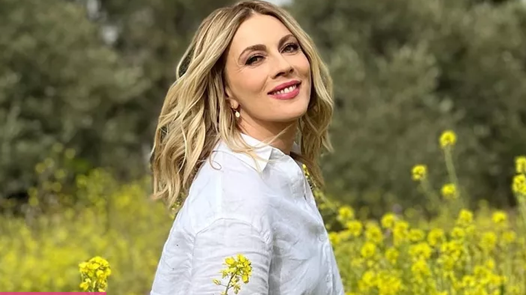 Σμαράγδα Καρύδη: Κάνει ηλιοθεραπεία στην πισίνα του εξοχικού της και ενθουσιάζει με τις αναλογίες της