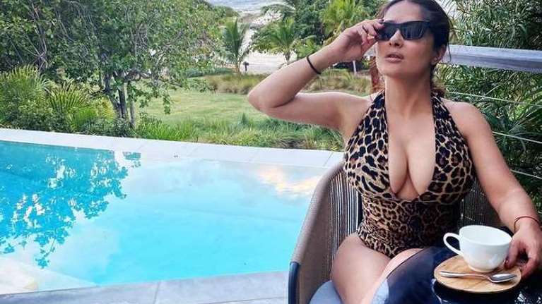 Η Salma Hayek καλωσορίζει το νέο έτος