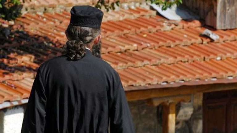 Πρωταγωνιστής ροζ σκανδάλου ιερέας στη Φθιώτιδα - Στο αυτόφωρο παπάς με διπλή ζωή