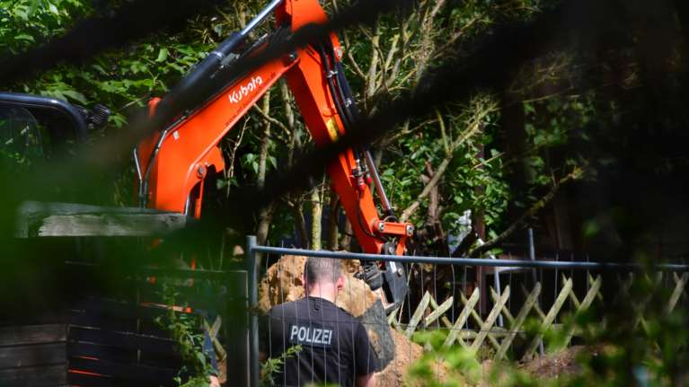 Υπόθεση Μαντλίν: Ραγδαίες εξελίξεις - Οι Γερμανοί "χτενίζουν" με εκσκαφέα χωράφι κοντά στο σπίτι του παιδόφιλου [Εικόνες]