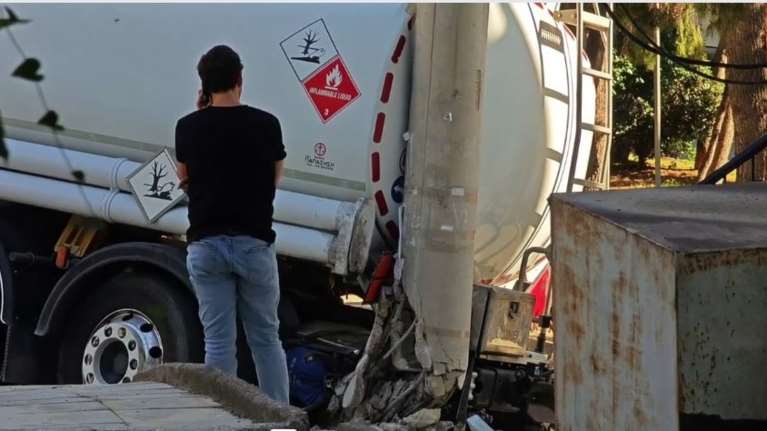 Βυτιοφόρο "κύλλησε" και  έπεσε σε κολόνα στο Κερατσίνι:  Κλειστά τμήματα δρόμων