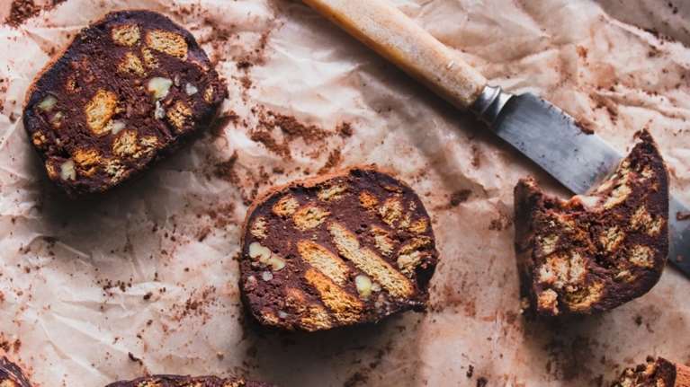 Λαχταριστό μωσαϊκό του 10λεπτου: Η πιο εύκολη και γρήγορη συνταγή για το βροχερό Σαββατοκύριακο