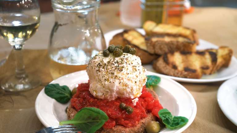 Η κρητική κουζίνα αποθεώνεται στη Σερβία - Ντοκιμαντέρ για τους γαστρονομικούς θησαυρούς