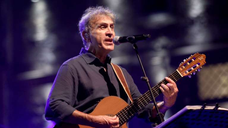 "Θα είμαστε μαζί": Η latin και η βαλκανική μουσική σμίγουν στο νέο του τραγούδι του Γιώργου Νταλάρα