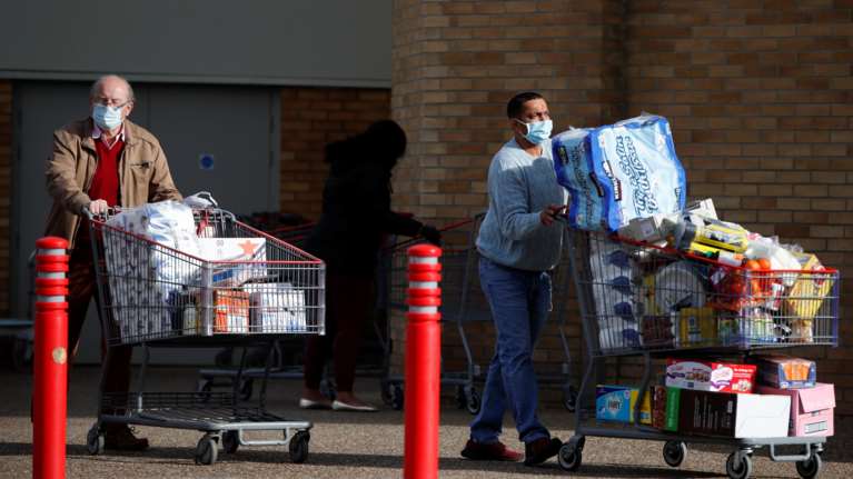 Κορονοϊός: Ουρές έξω από τα βρετανικά σούπερ μάρκετ λίγο πριν το lockdown - "Στοκάρουν" χαρτιά υγείας [Εικόνες]
