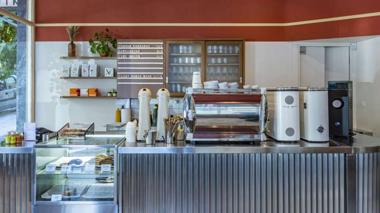 Εκεί πίνει καφέ τώρα η Αθήνα: Ποια είναι η πιο χοτ πιάτσα της πόλης αυτή τη στιγμή